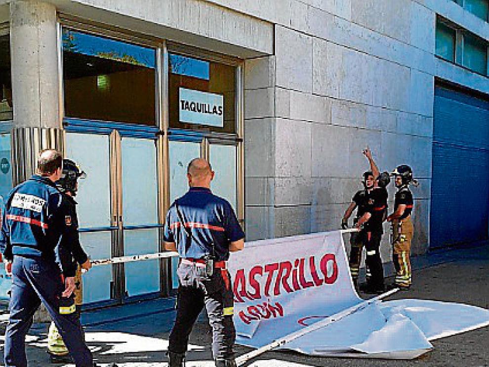 Los bomberos trabajando ayer en el Auditorio.
