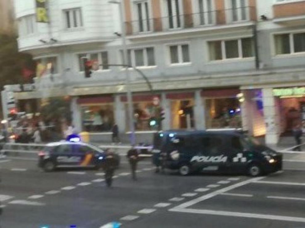 Cortan la Gran Vía de Madrid por un coche abandonado sin conductor