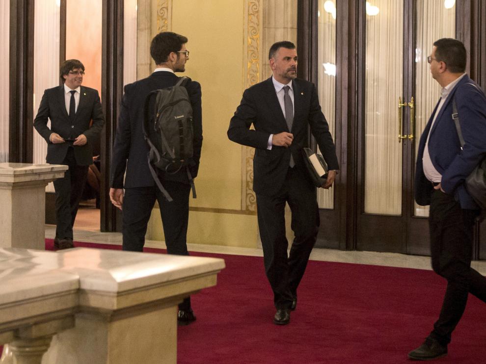 Santi Vila, en el centro, este jueves en el Parlament.