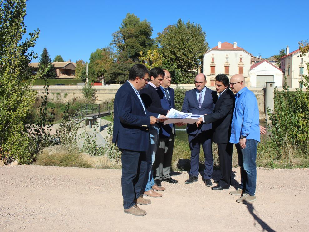Representantes de Gobierno Central, DGA y Ayuntamiento de Alcañiz, ayer, en uno de los azudes.