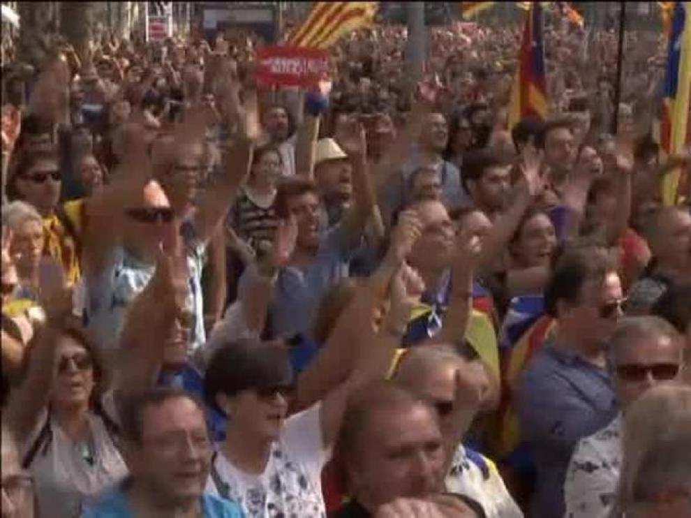 Los independentistas celebran la aprobación de la DUI en las calles de Barcelona