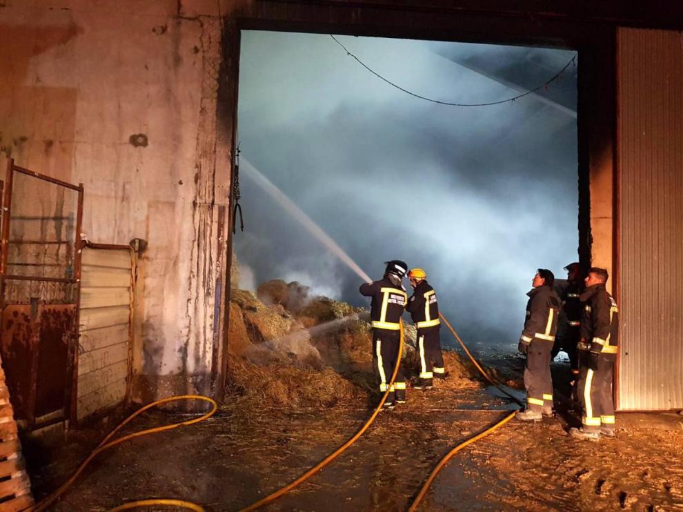 Imágenes difundidas por los bomberos del Ayuntamiento de Huesca del incendio sofocado en una nave en Robres.