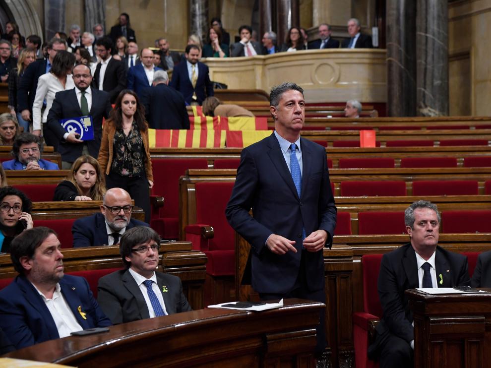 El portavoz del PP en el Parlament, García Albiol, abandona la cámara ante Puigdemont, justo antes de la votación de la declaración de independencia.
