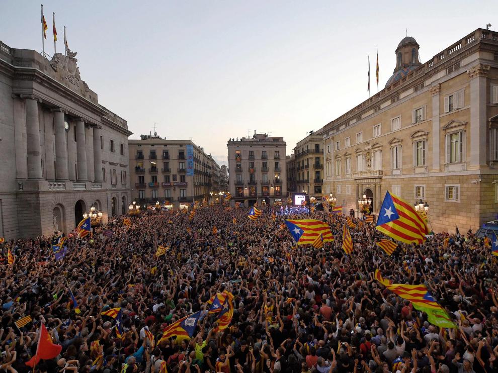 Miles de personas celebran la DUI en Barcelona