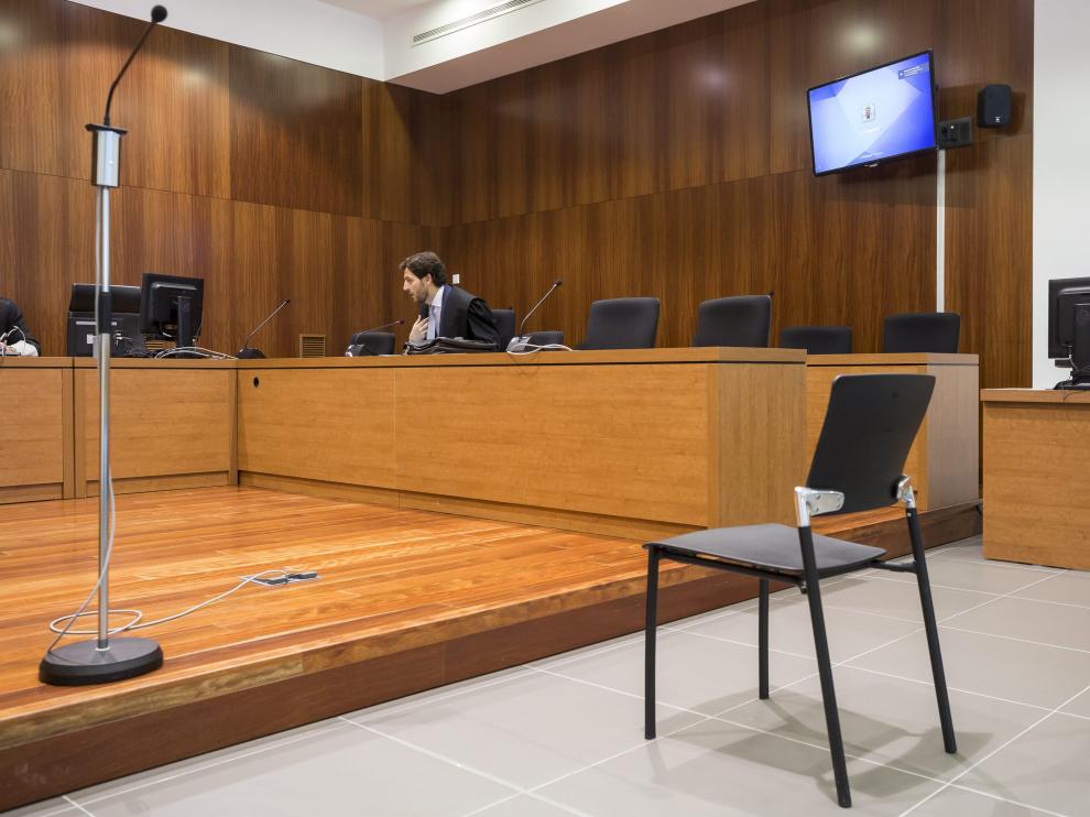 El abogado del presunto autor material de los abusos explica al tribunal que su cliente no se ha presentado al juicio.