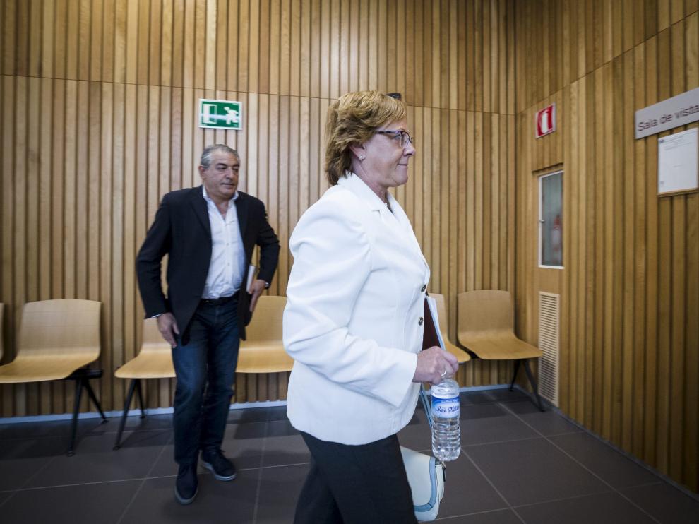 Marisol Aured y Luis Miguel Bolea, en los pasillos de la Audiencia Provincial de Zaragoza.