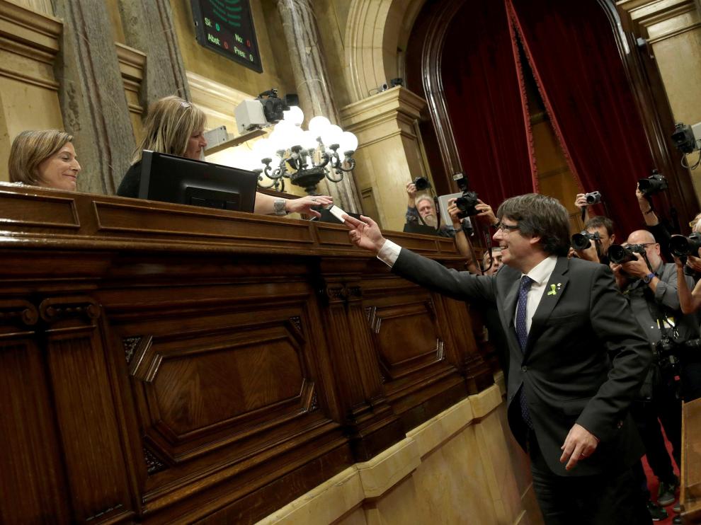 Puigdemont depositando su voto en el Parlament