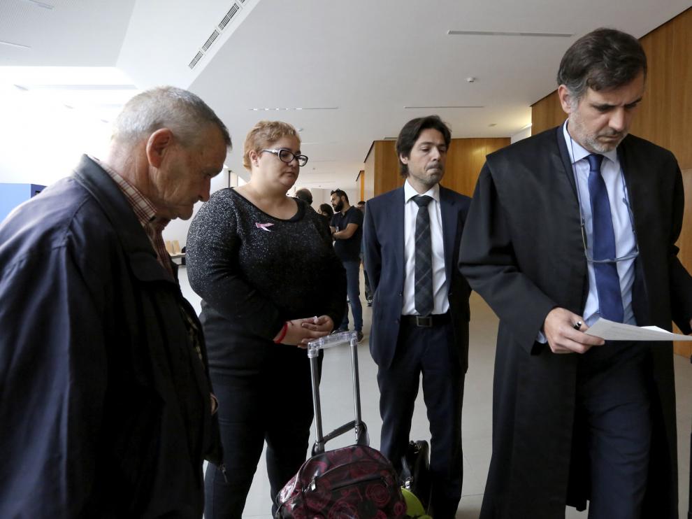 Aránzazu Mármol, junto a su padre y sus abogados, en los Juzgados de Huesca