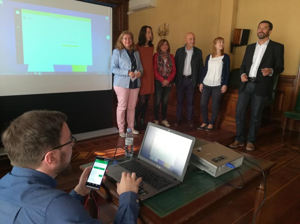 Los creadores de la App, acompañados de responsables de la AECC y de la concejala de Sanidad, María del Carmen Muñoz, durante la presentación del proyecto