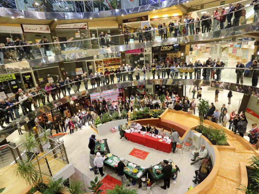 Imagen de la final de la liga de la tortilla celebrada el año pasado en el Centro Comercial Independencia 'El Caracol'