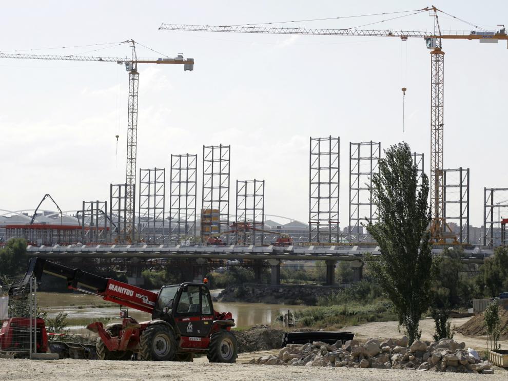 El puente del Tercer Milenio, durante su construcción en octubre de 2007.