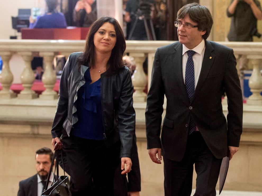 El presidente de la Generalitat, Carles Puigdemont (d), llega al Parlament acompañado de su esposa Marcela Topor (i) a su llegada al Parlament, que hoy cierra el pleno monográfico en respuesta a la aplicación del artículo 155 de la Constitución, con la incógnita de si, tras descartarse la convocatoria de elecciones, se produce una declaración unilateral de independencia.