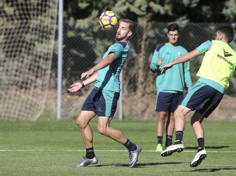 Jorge Pulido controla el balón en un entrenamiento de esta semana.
