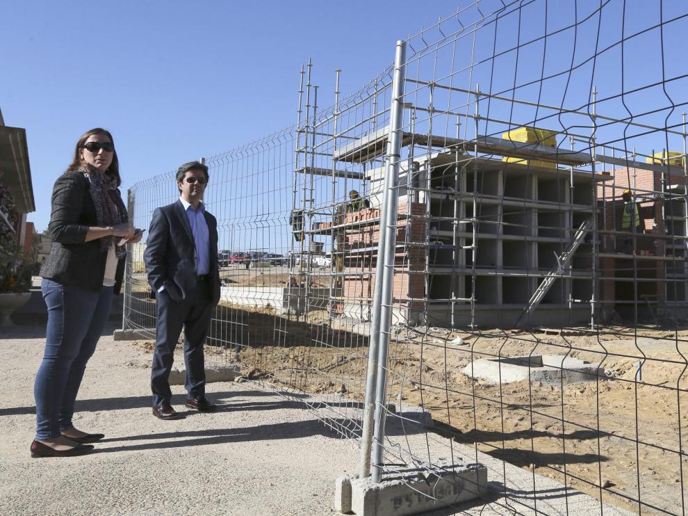 María Rodrigo y Luis Felipe visitaron ayer las obras de ampliación del cementerio de Huesca.