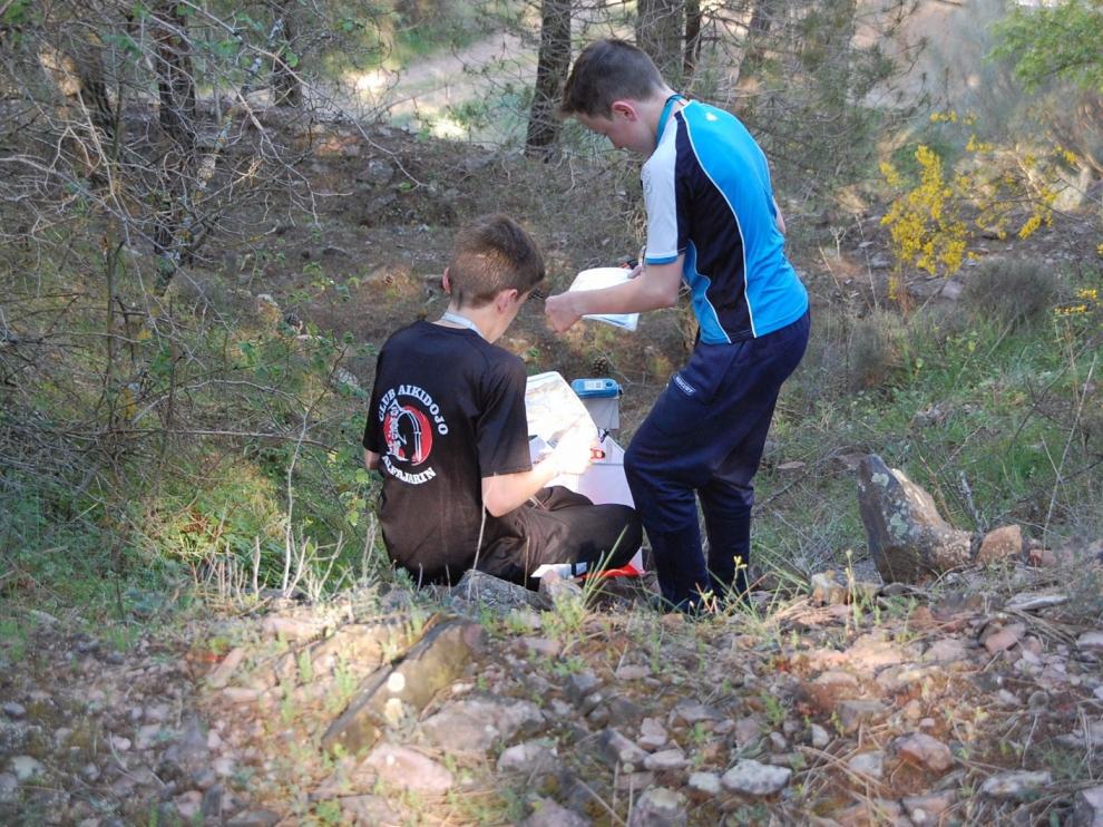 Dos niños participando en la competición en los alrededores de Aguarón