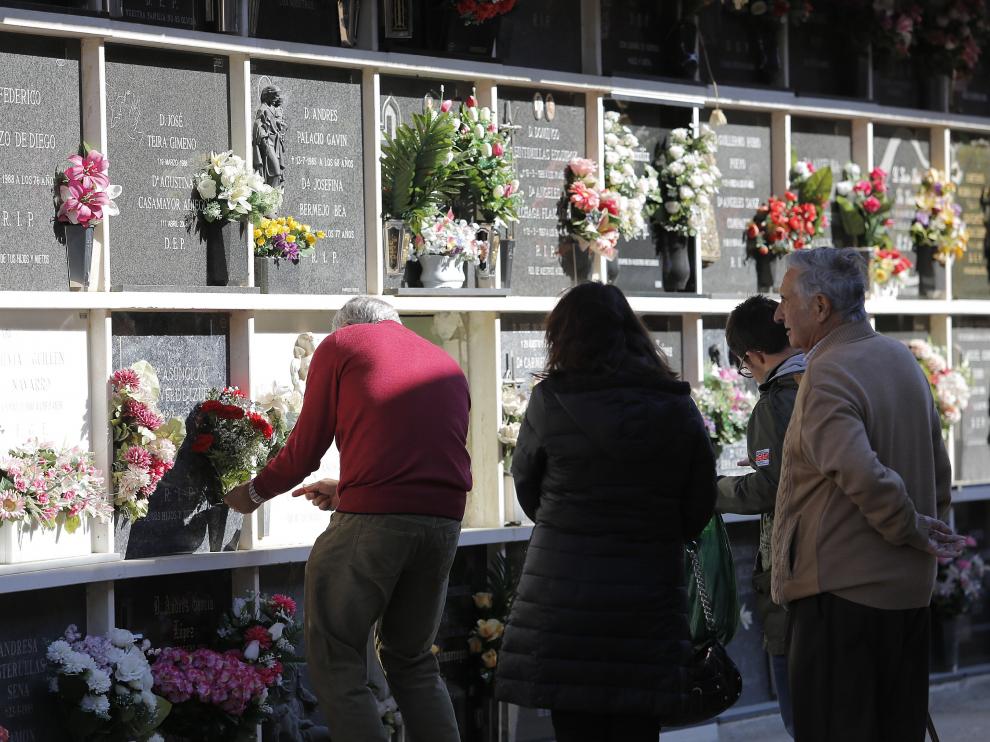 Gran afluencia en el cementerio de Torrero en el fin de semana previo a Todos los Santos