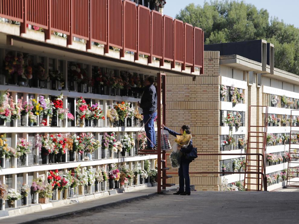 Gran afluencia en el cementerio de Torrero en el fin de semana previo a Todos los Santos