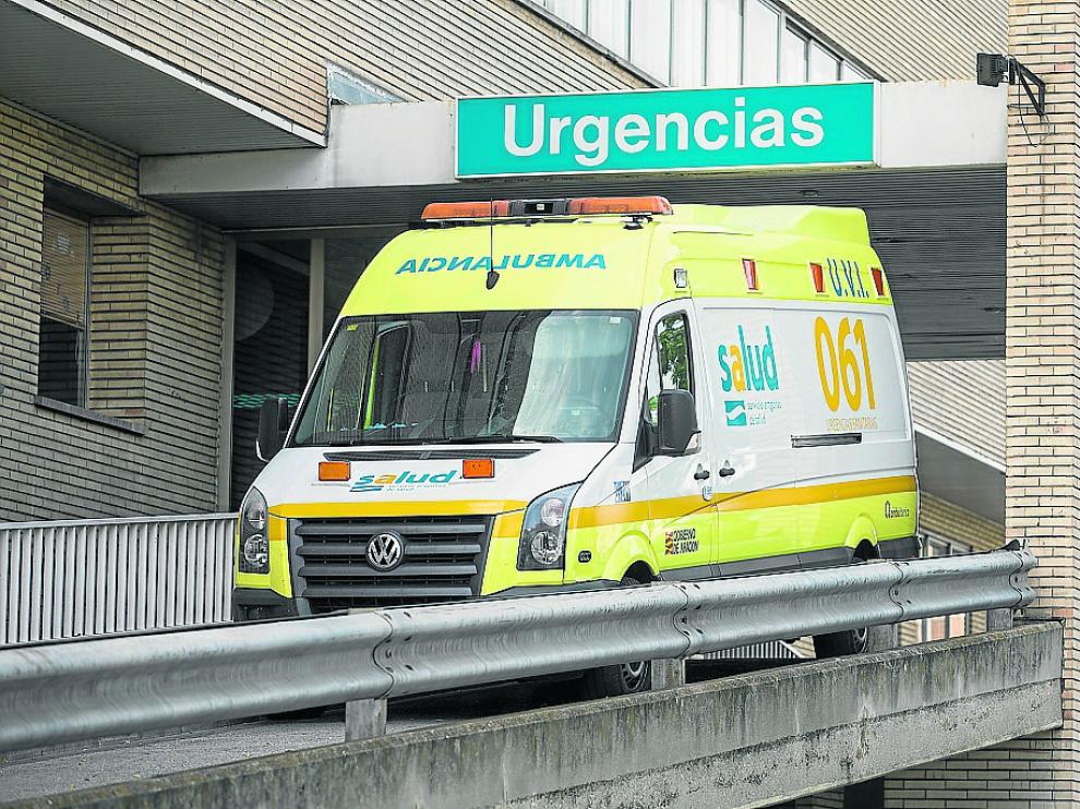 Una ambulancia del transporte sanitario urgente de la actual adjudicataria sale del Miguel Servet.