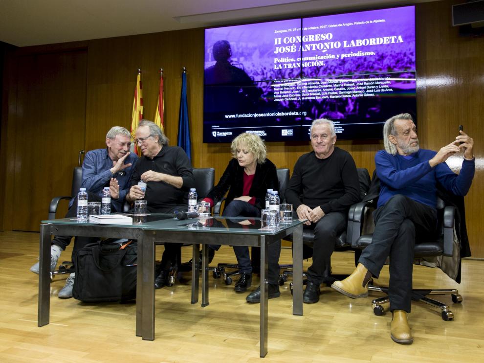 Joaquín Carbonell, Joan Manuel Serrat, Marina Rosell, Víctor Manuel y Luis Pastor, en las Cortes.