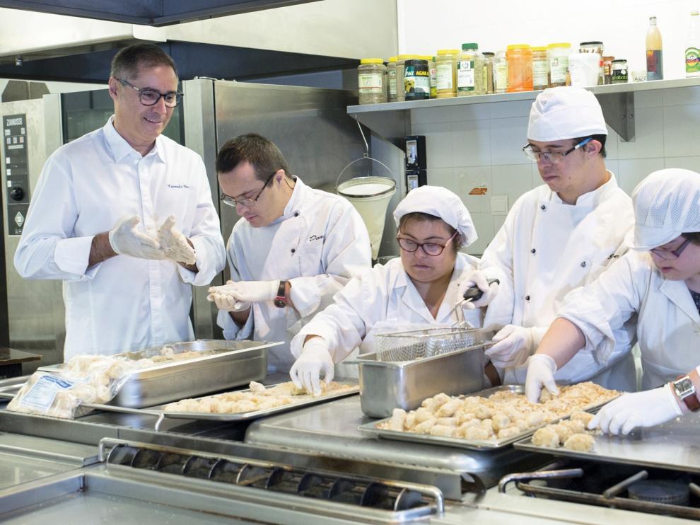 Una de las imágenes del calendario solidario de la Asociación Down con el chef Carmelo Bosque