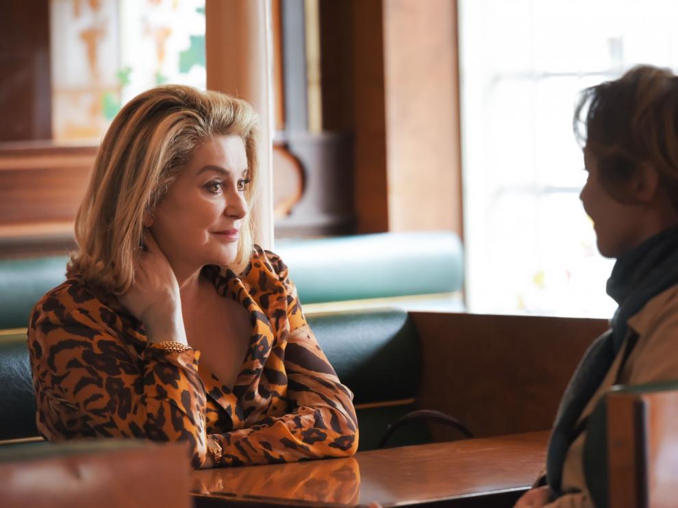 Catherine Deneuve deslumbra en la clausura de la Seminci con 'Sagge femme'