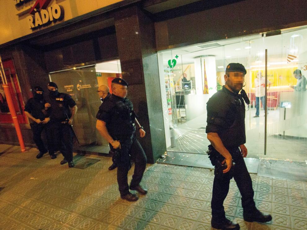 Agentes de los Mossos en la puerta de Catalunya Radio tras el ataque del viernes.