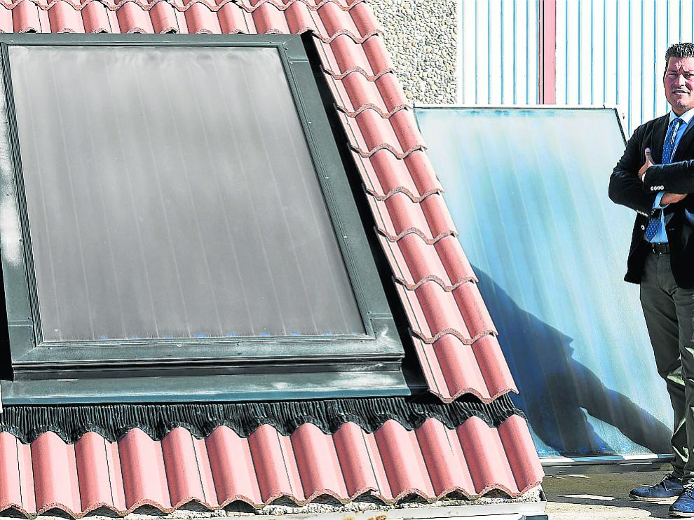 Juan José Montero, junto a uno de los paneles solares térmicos en San Mateo de Gállego.