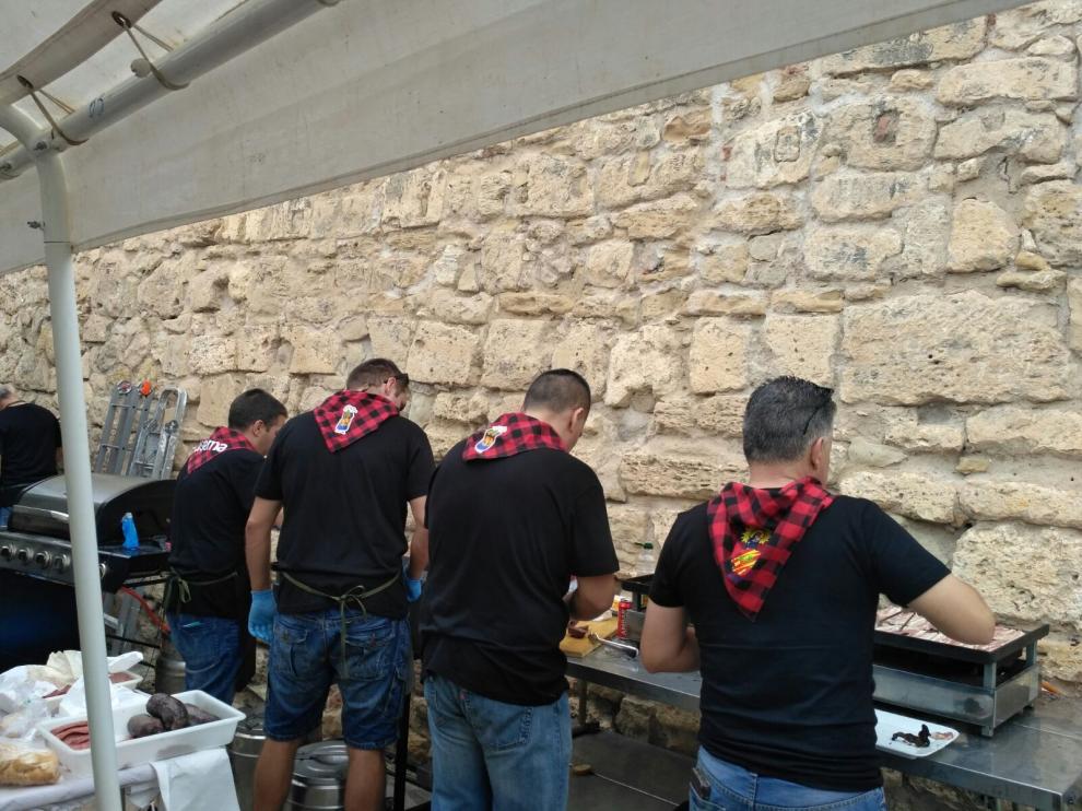 Ataviados con cachirulos, comienzan a cocinar los platos.