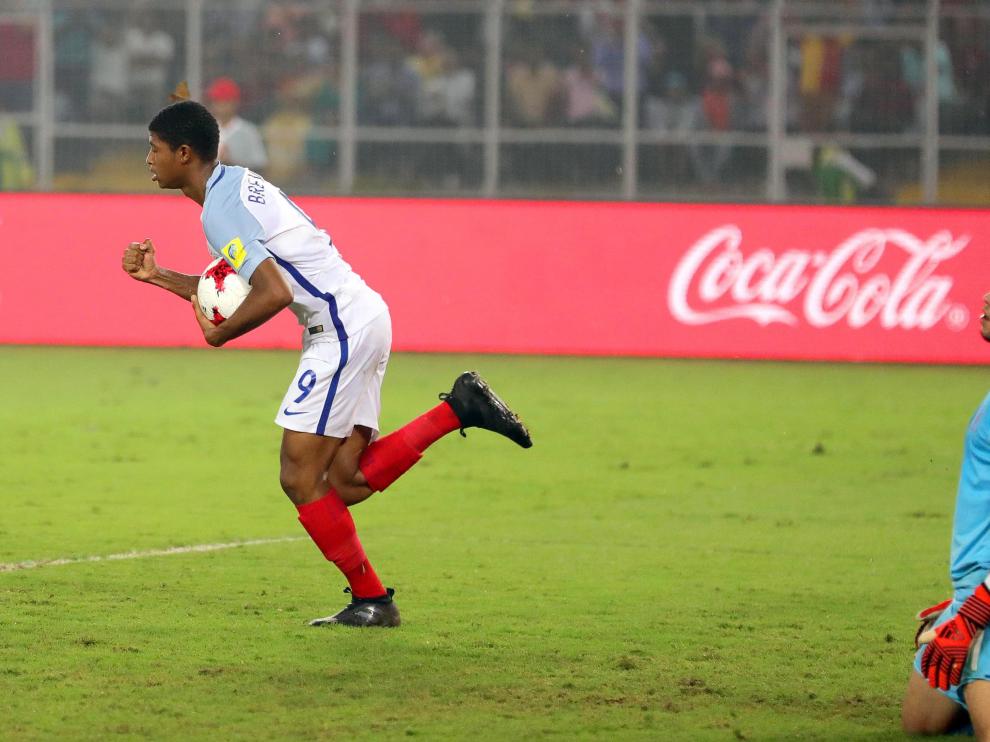 Inglaterra impone su físico al corazón de España y gana su primer título.