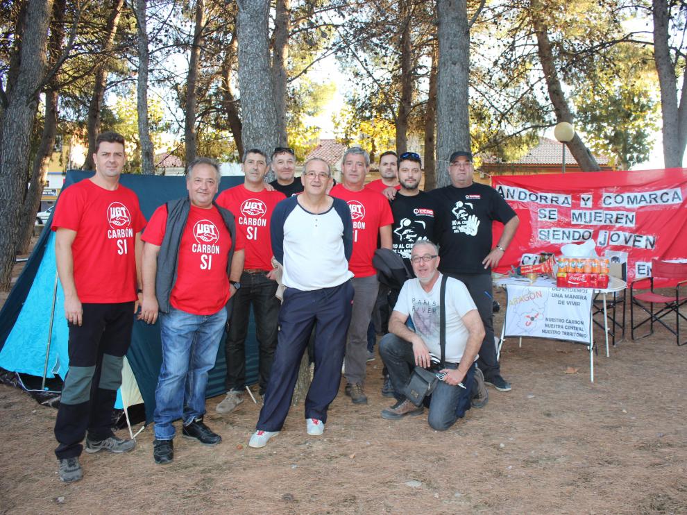 Los trabajadores de la central están acampados desde ayer en un parque de Andorra.