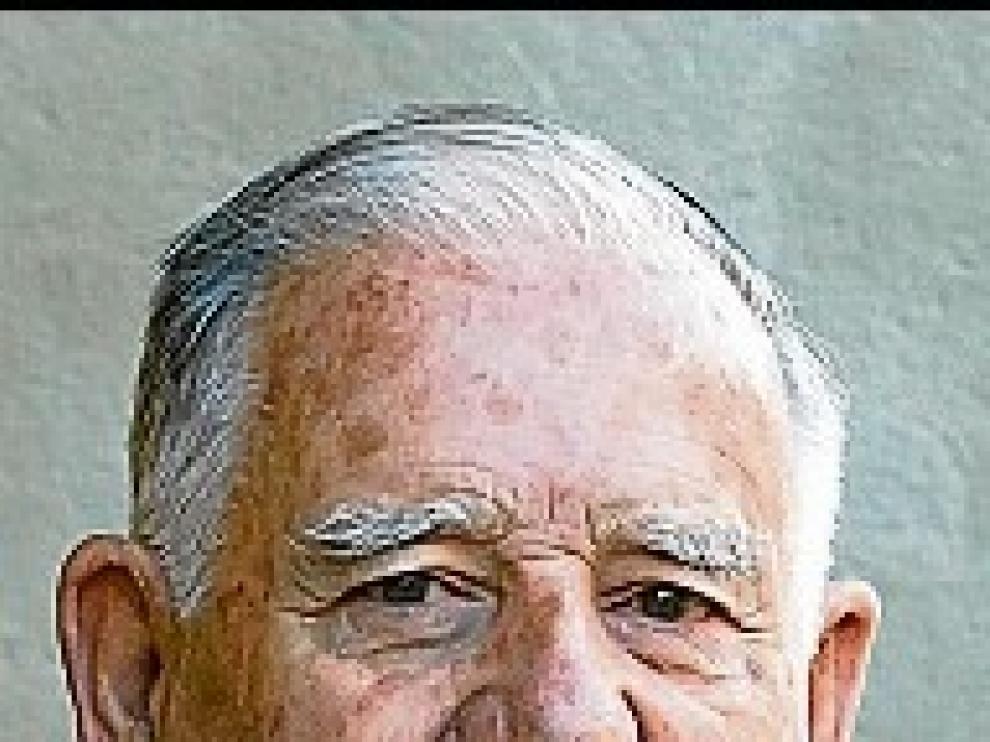 Antonio guarda en su cartera el carné con el sello del Gobierno de Aragón de sus primeros años como alcalde de Alforque.