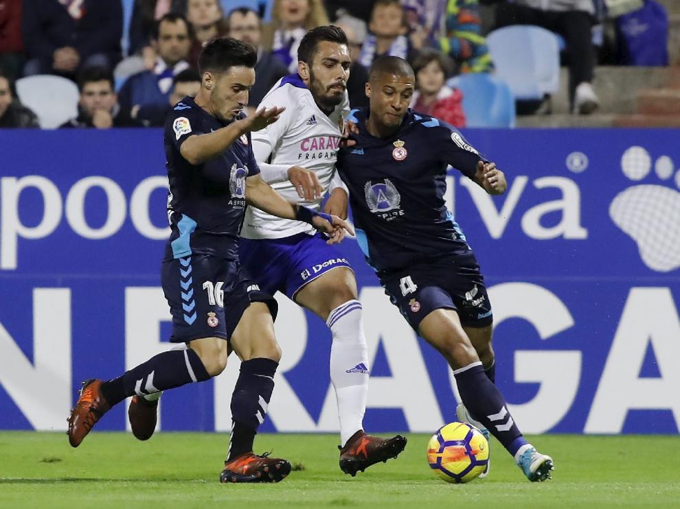 Borja Iglesias, en el partido de este viernes contra la Cultural Leonesa, taponado por Isaac y Zuiverloon en un intento fallido de penetración en el área rival.