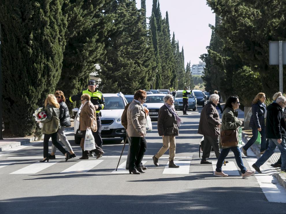 La Policía Local reguló el tráfico en el Tercer Cinturón y todos los accesos del cementerio.