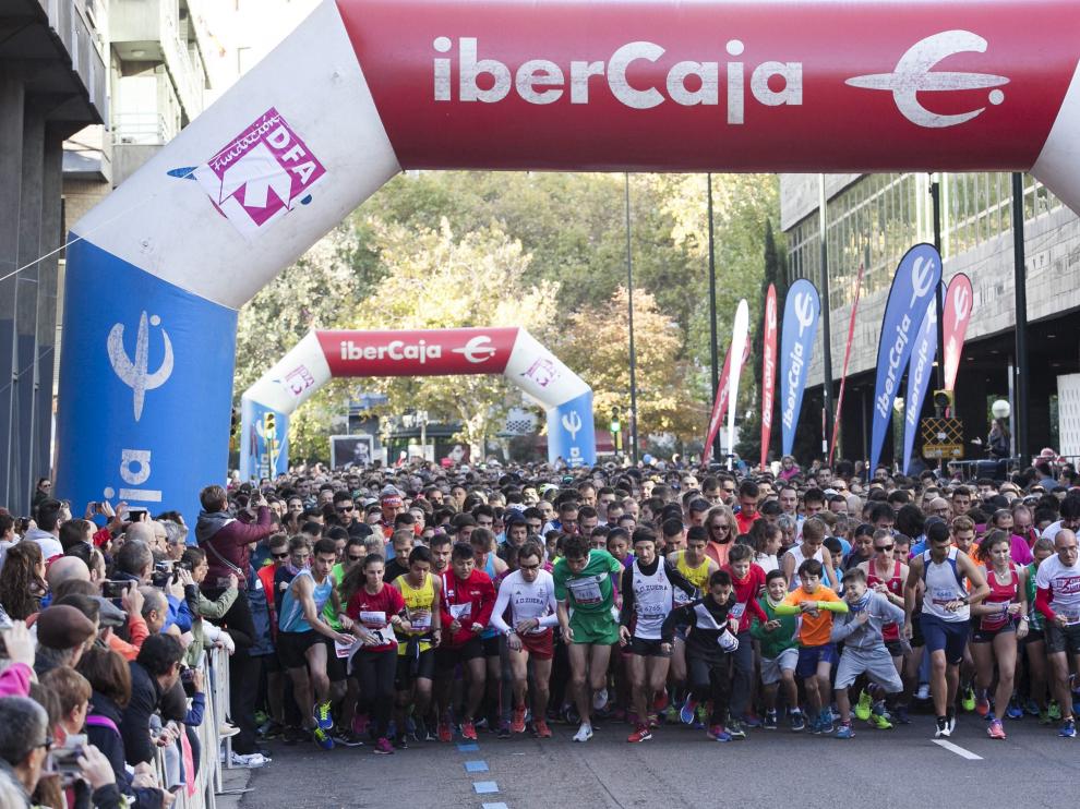 Los corredores inician la Carrera Popular Ibercaja, hoy en Zaragoza.