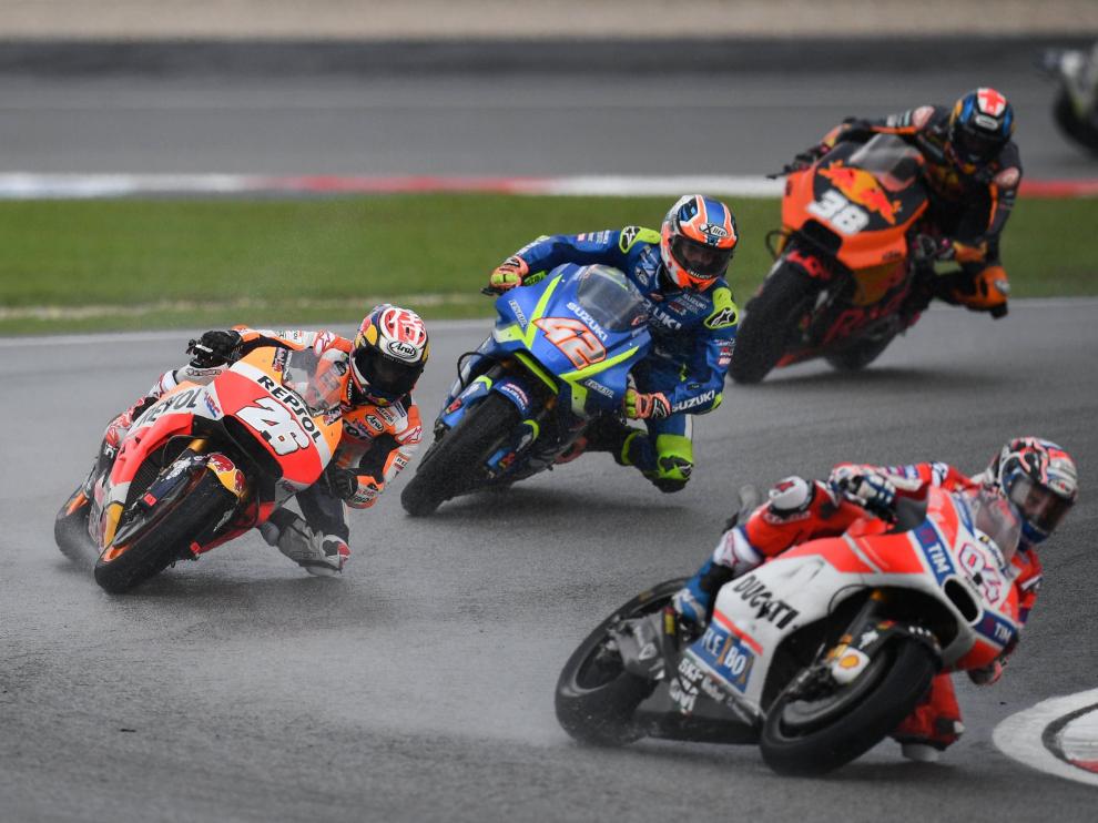Dovizioso y Lorenzo corren en el gran premio de Malasia donde Márqeuz se ha quedado sin el título de campeón del mundo.