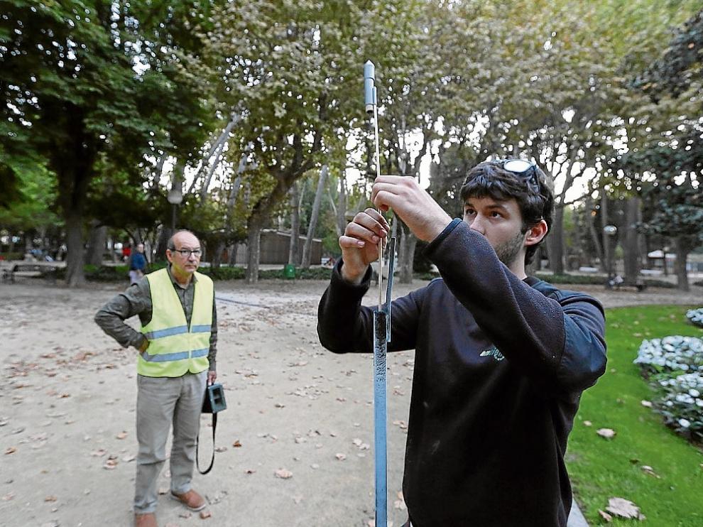 Dos trabajadores de Ambien a punto de disparar los cohetes en el paque Miguel Servet.