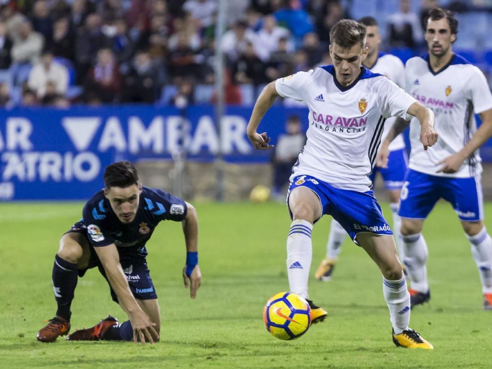 Febas pelea un balón con Isaac en el último partido del Real Zaragoza ante la Leonesa, ante la mirada de Eguaras.