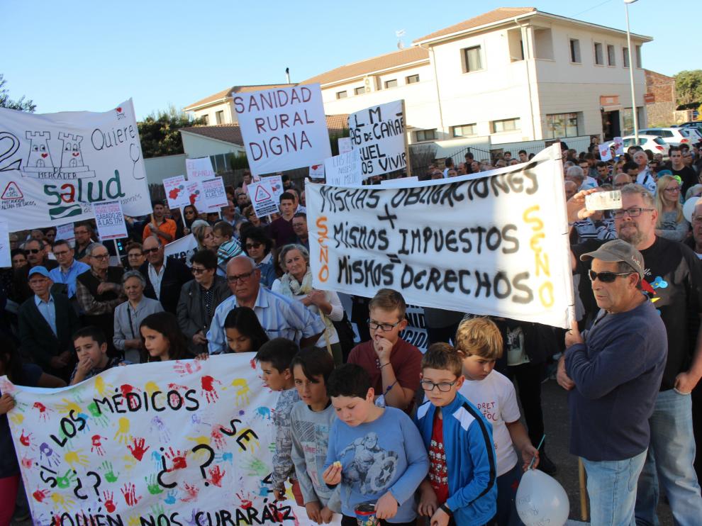 Cada municipio afectado portó su propia pancarta para mostrar su malestar por los recortes