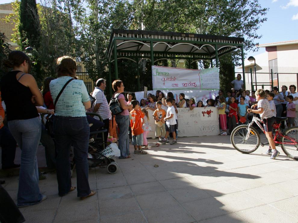 Protesta en el barrio de Miralbueno en 2005 por el traslado de un educador del Centro Municipal de Tiempo Libre "Birabolas".
