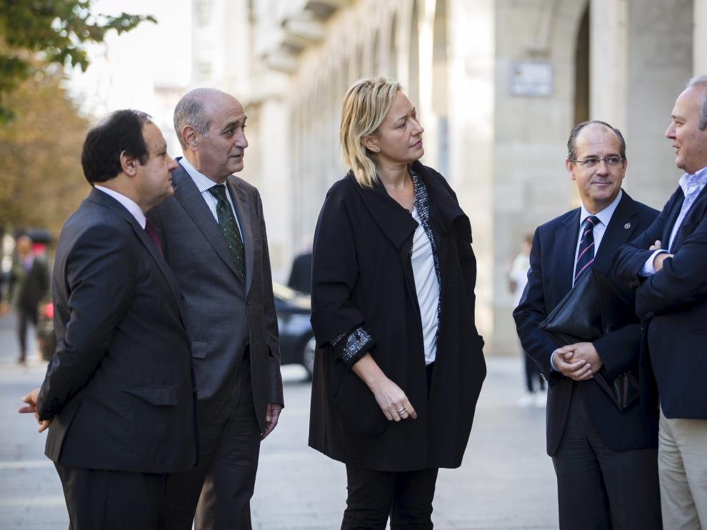 De izquierda a derecha, José Miguel Sánchez, Fernando Callizo, Marta Gastón, Javier Nieto y Jorge Moncada, en el paseo de la Independencia de Zaragoza.