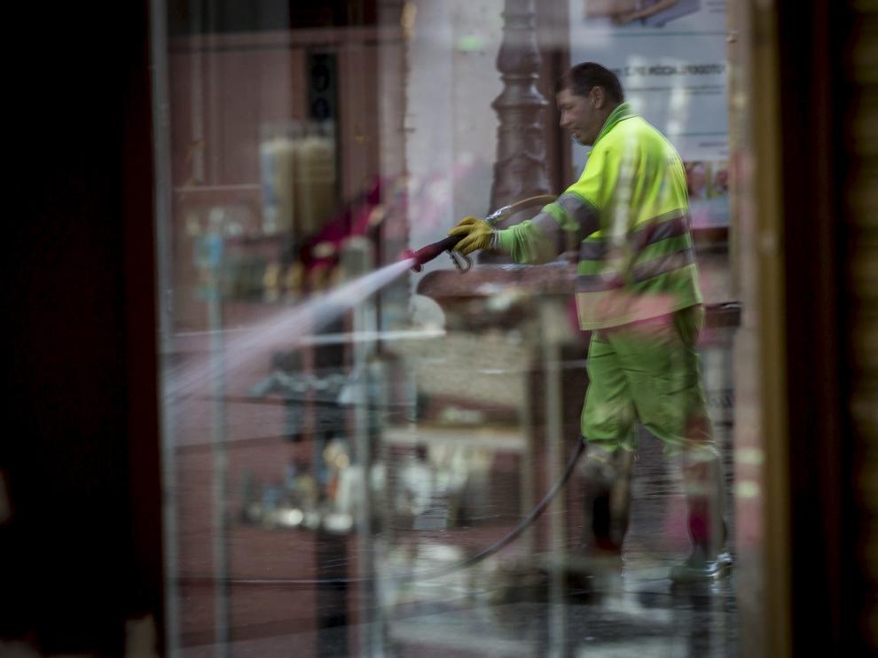 Un operario de FCC hace labores de limpieza en la calle de Alfonso I de Zaragoza.