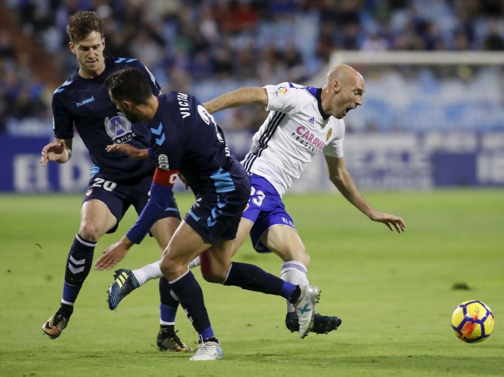 Toquero intenta marcharse de Viti y Señé en el partido de este pasado viernes ante la Leonesa.