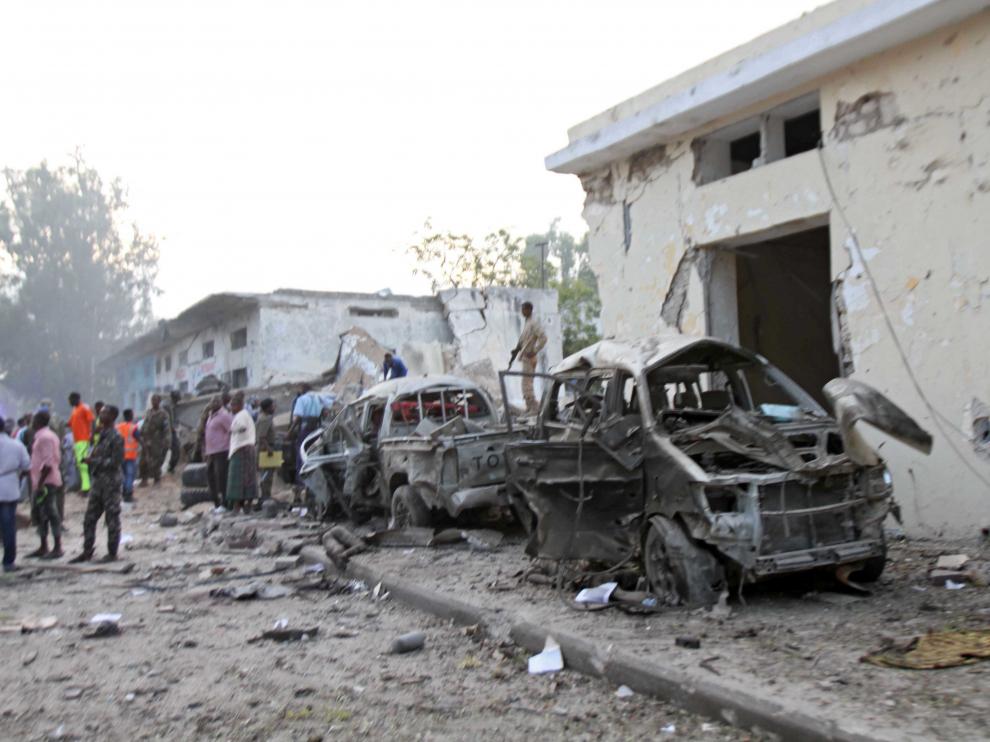 Destrozos causados por los dos coches bomba que explotaron en Mogadiscio este sábado.