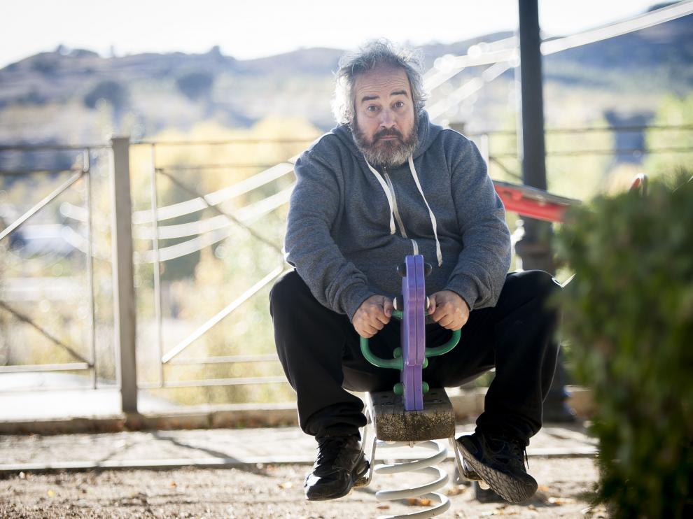 Roberto Montañés saca su yo infantil en el parque de los juegos de Luco.