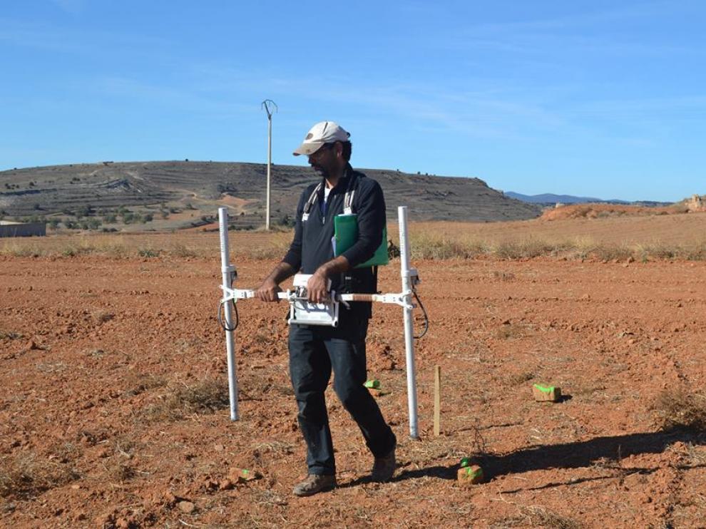 Gradiómetro. Imagen de la prospección magnética mediante gradiómetro en Cutanda. Este aparato permite detectar la variación vertical del componente magnético de un terreno, por lo que puede localizar objetos metálicos y zonas donde se han producido movimiento de tierras y combustión.