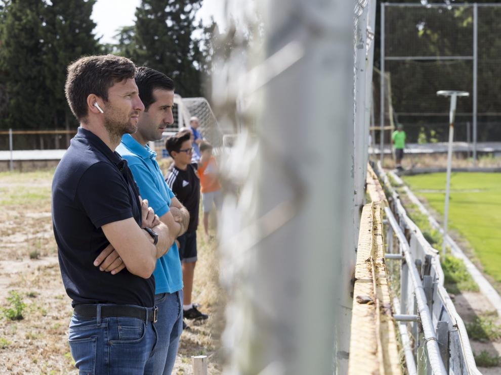Lalo Arantegui y José Mari Barba observan un entrenamiento del Real Zaragoza