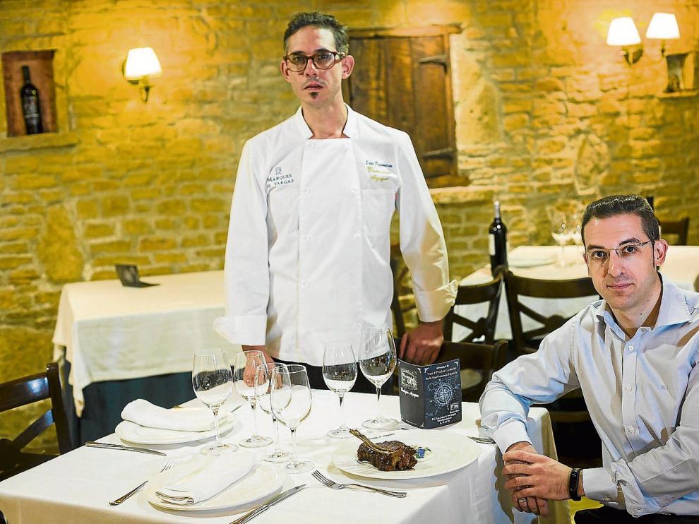 Iván Trasobares, chef del restaurante Bodegón Azoque, y el jefe de sala y sumiller, José María Fontanellas.
