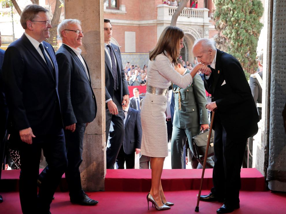 La Reina ha llegado a la Lonja de Valencia donde le esperaban el presidente de la Generalitat, Ximo Puig; el alcalde de Valencia, Joan Ribó y el presidente de la Fundación Premios Rey Jaime I, Santiago Grisolía.