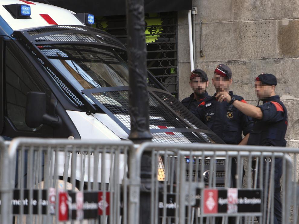 La policía autonómica catalana a las puertas del Palau.
