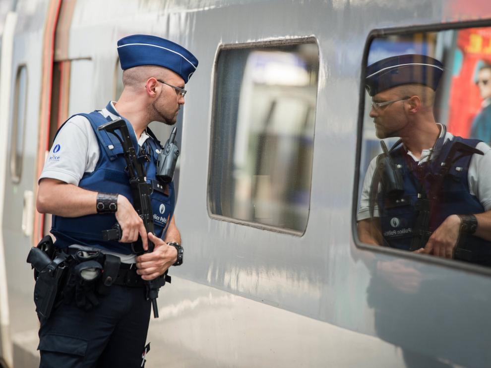 Fotografía de archivo del 22 de agosto de 2015, un oficial de policía hace guardia en un andén de los trenes Thalys en la estación de Bruselas.